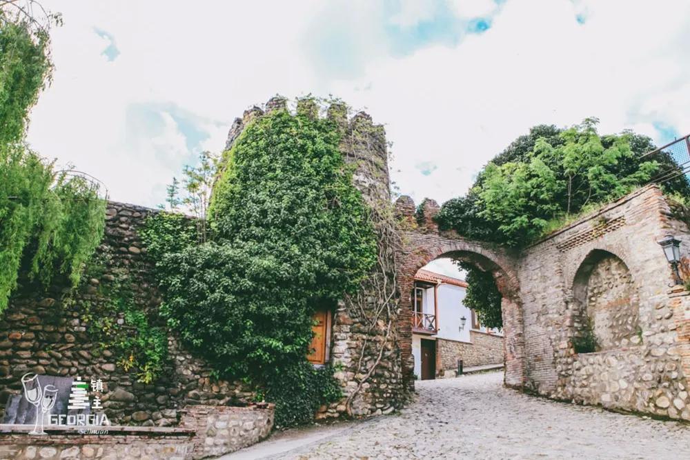 藏在山谷间的红酒小镇,藏在山谷的红酒小镇