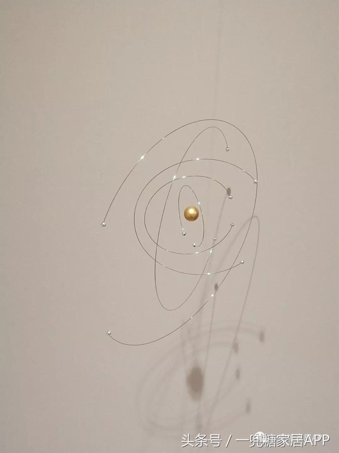 沙发墙开了一扇窗,沙发背景墙可收纳极简风