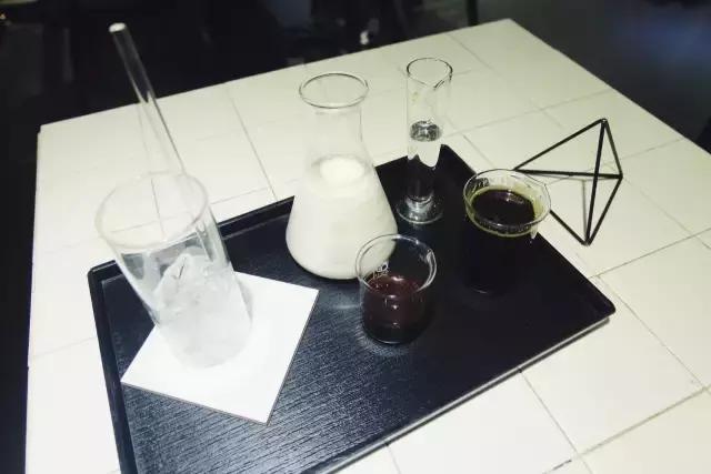 咖啡馆吃麻辣烫,咖啡馆里喝咖啡