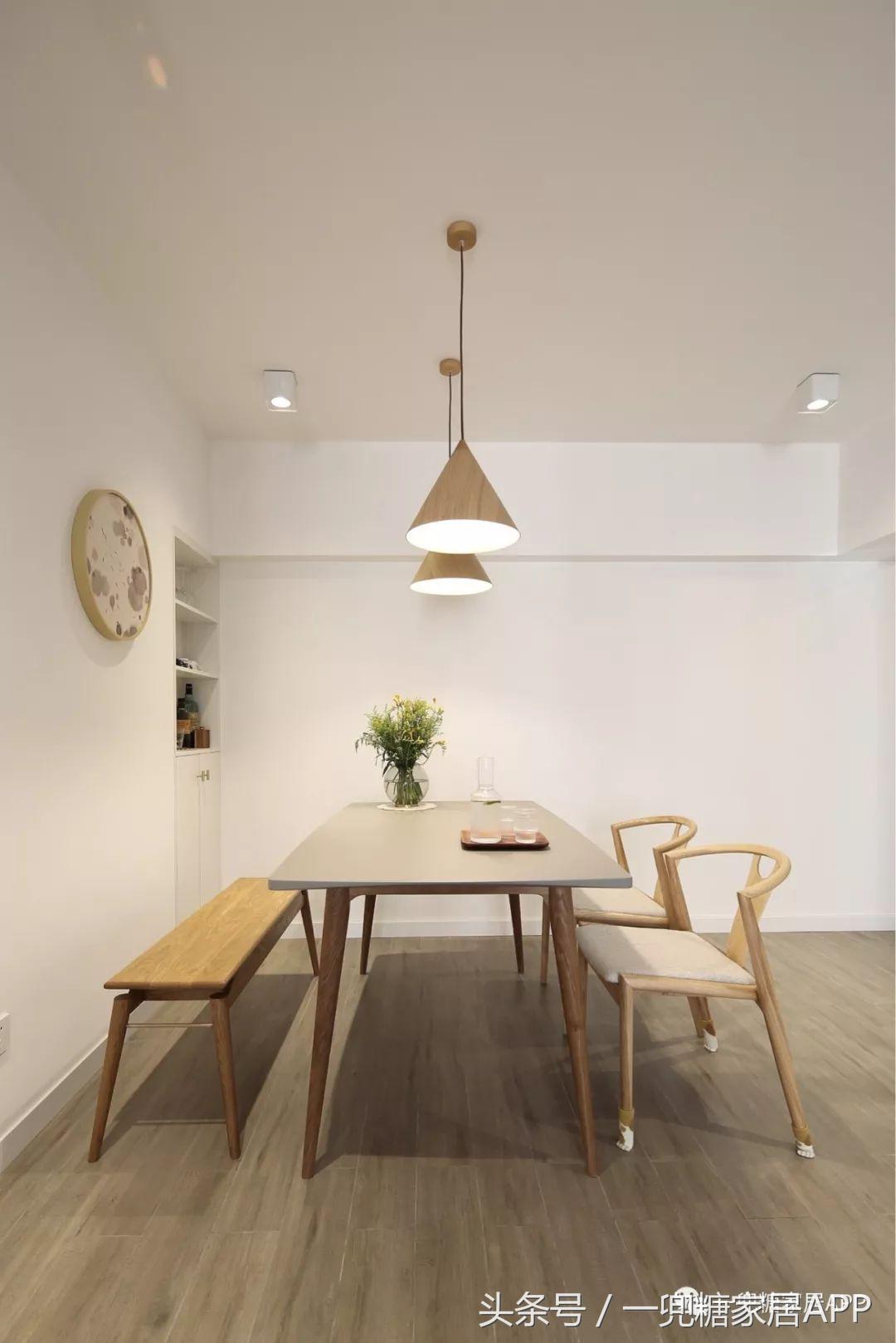 沙发墙开了一扇窗,沙发背景墙可收纳极简风