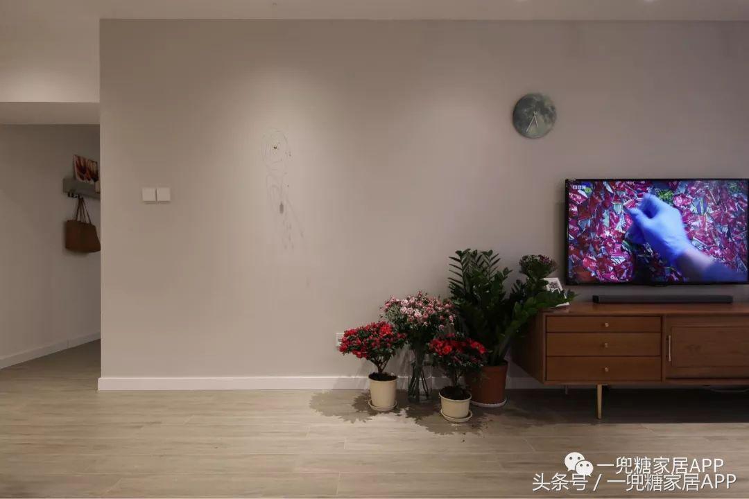 沙发墙开了一扇窗,沙发背景墙可收纳极简风