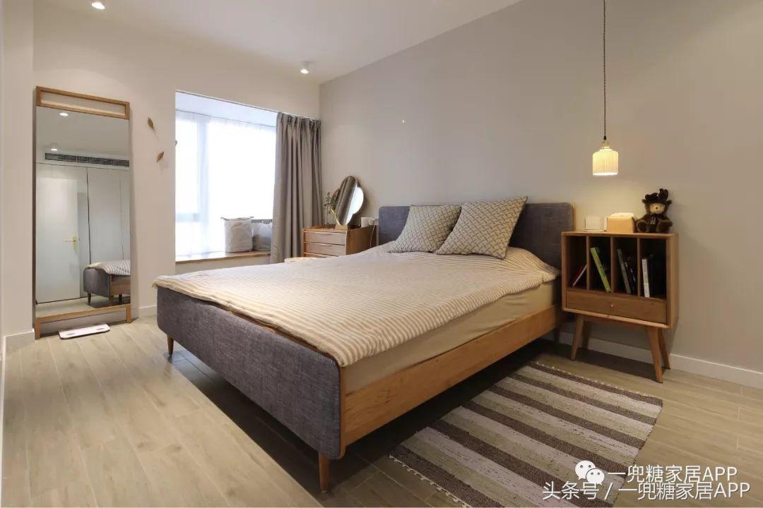 沙发墙开了一扇窗,沙发背景墙可收纳极简风