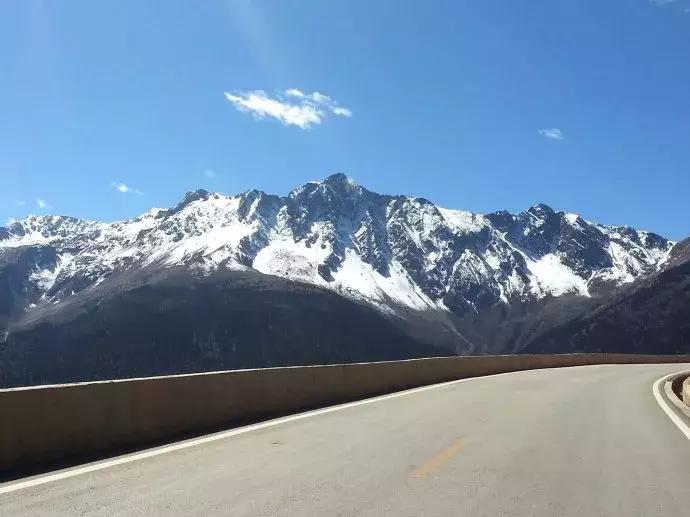 自驾游怎么穿越雪谷,自驾穿越雪地雾凇视频