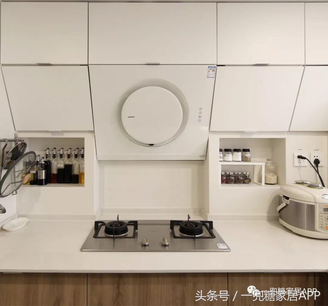 沙发墙开了一扇窗,沙发背景墙可收纳极简风