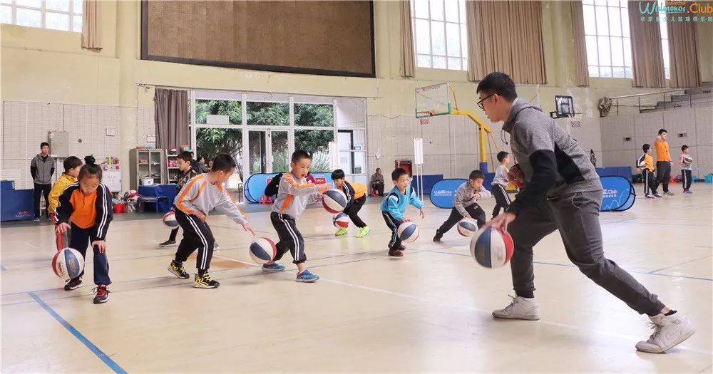 小学女生打篮球有什么好处,女孩子打篮球的好处