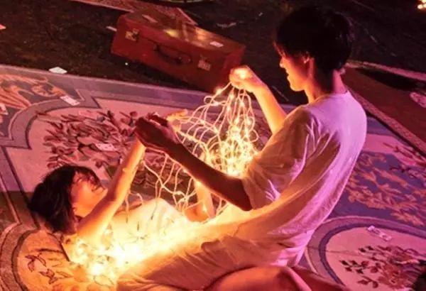 顶楼激情、灯泡成Sex道具《裸睡美人》高桥一生献出处女床戏！