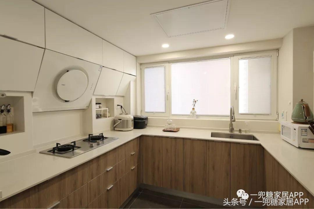 沙发墙开了一扇窗,沙发背景墙可收纳极简风