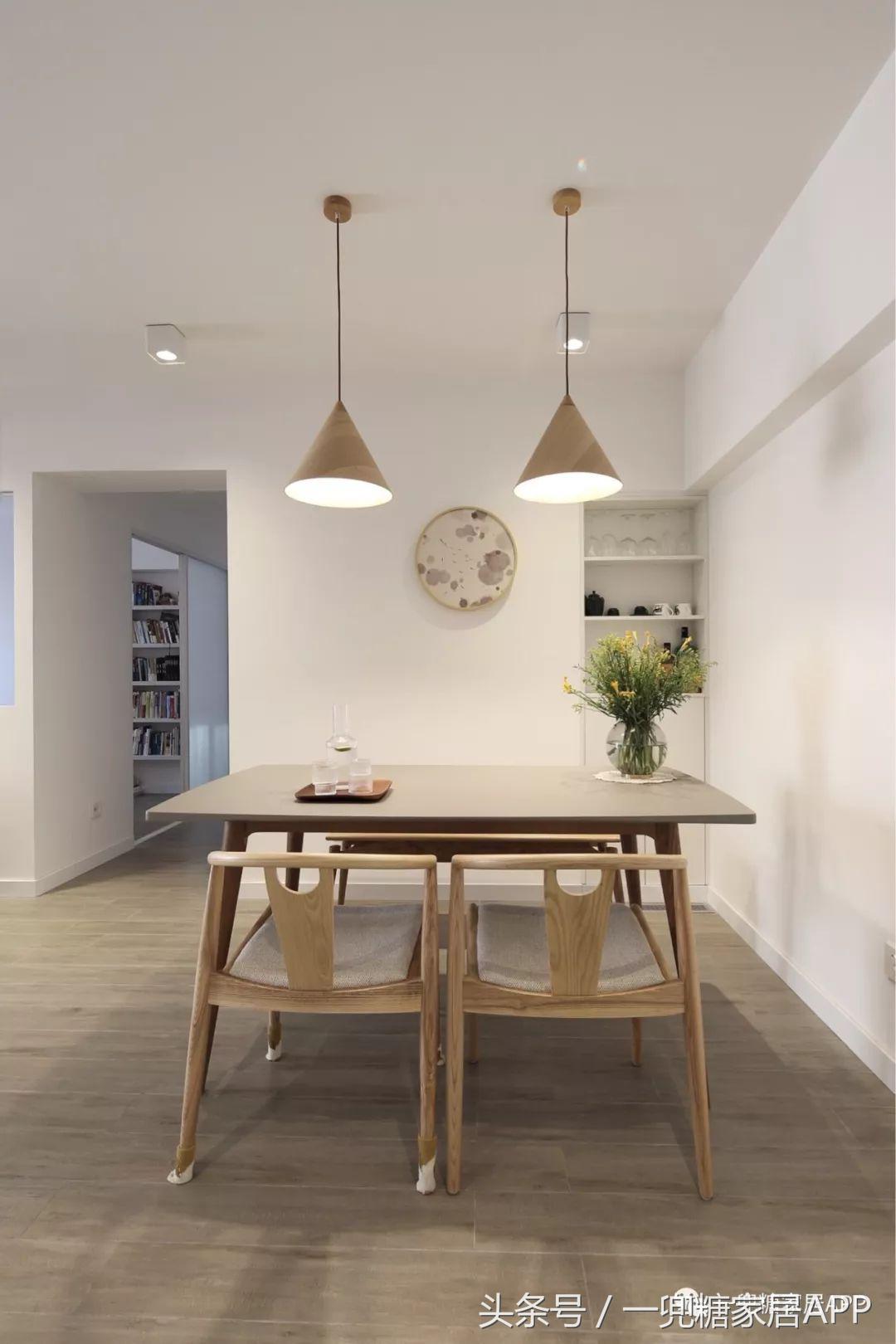 沙发墙开了一扇窗,沙发背景墙可收纳极简风