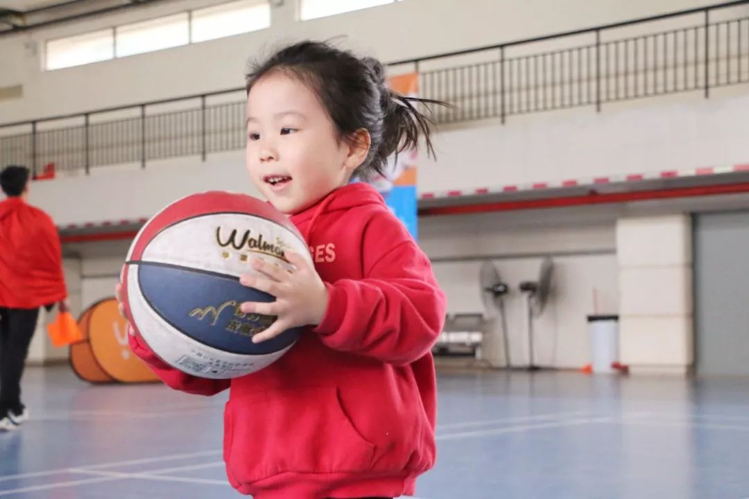 小学女生打篮球有什么好处,女孩子打篮球的好处