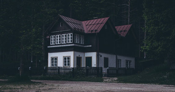 狗半夜突然狂叫冲出家门,半夜狗突然狂吠不止有人过世