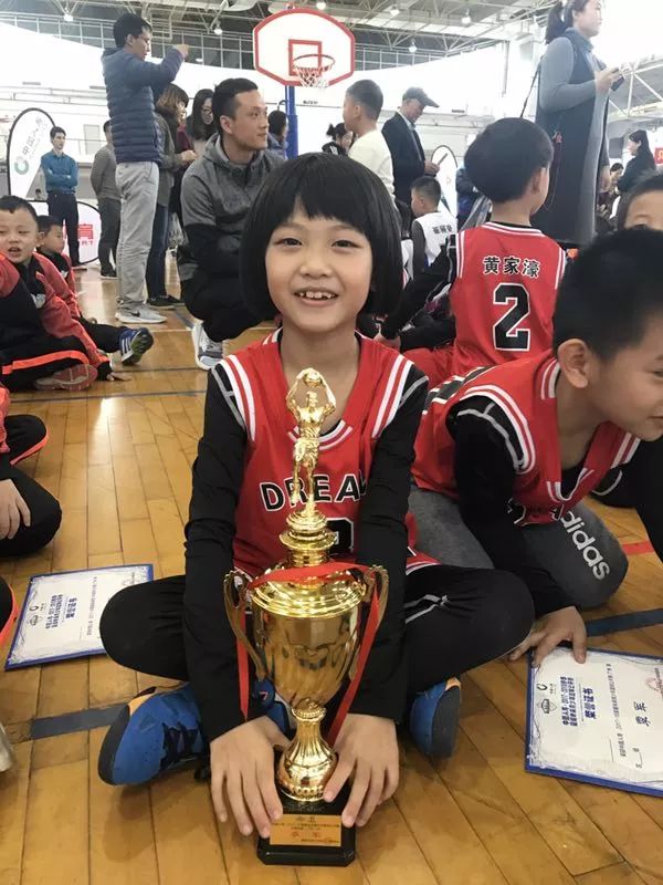 小学女生打篮球有什么好处,女孩子打篮球的好处