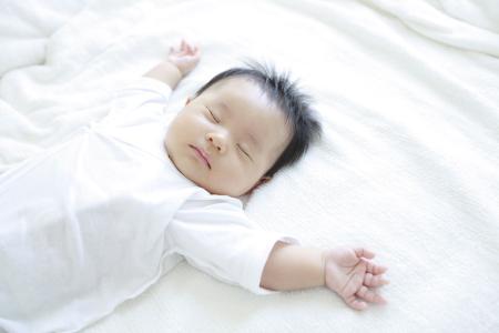 宝贝玩的时候摔到脑袋,小孩摔到脑袋会变傻吗