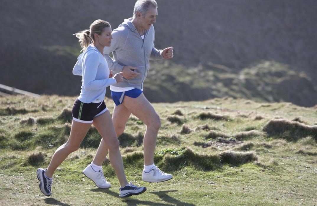 跑步要怎么呼吸才不会气喘,跑步速度一快就岔气怎么回事