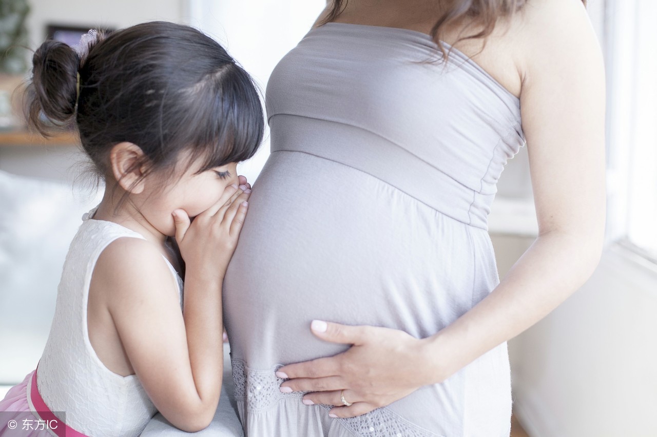 生过孩子的妈妈，屁股和腰想藏都藏不住，容做妈的静静哭两分钟