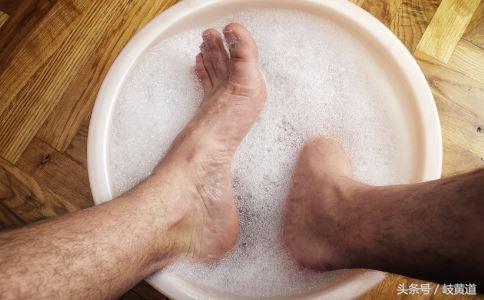 脚臭是不是得了脚气啊,脚臭和脚气有关联吗