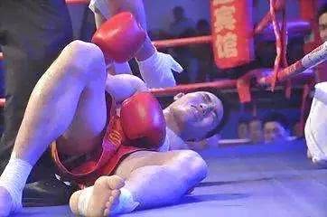 散打规则可以踢裆么,散打比赛中途踢裆算谁赢