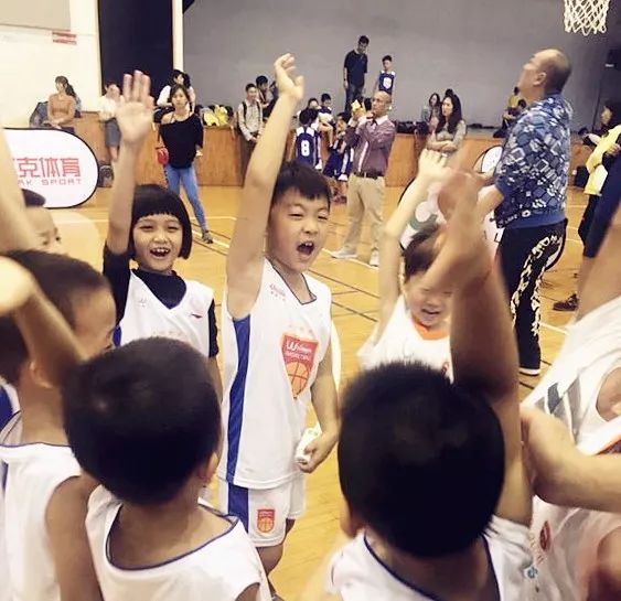 小学女生打篮球有什么好处,女孩子打篮球的好处