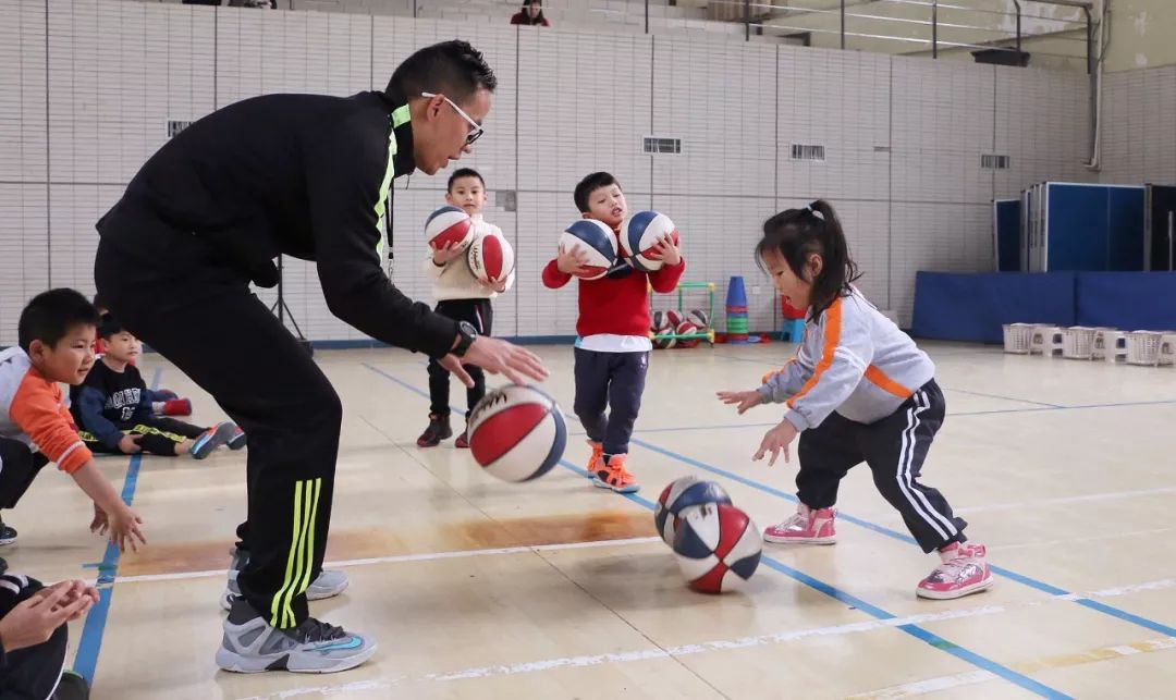 小学女生打篮球有什么好处,女孩子打篮球的好处