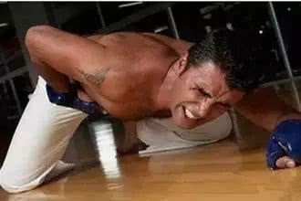 散打规则可以踢裆么,散打比赛中途踢裆算谁赢