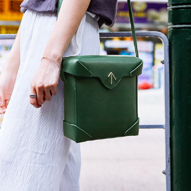 千万别漂亮衣服配Low包，品味变负分！