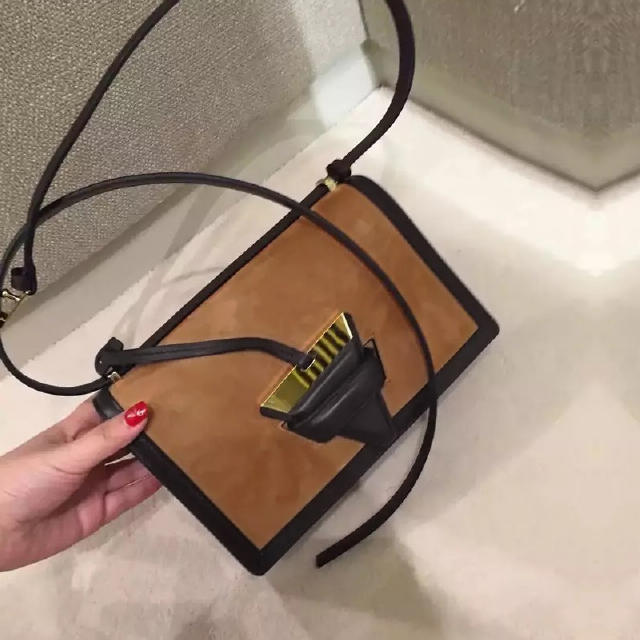 千万别漂亮衣服配Low包，品味变负分！