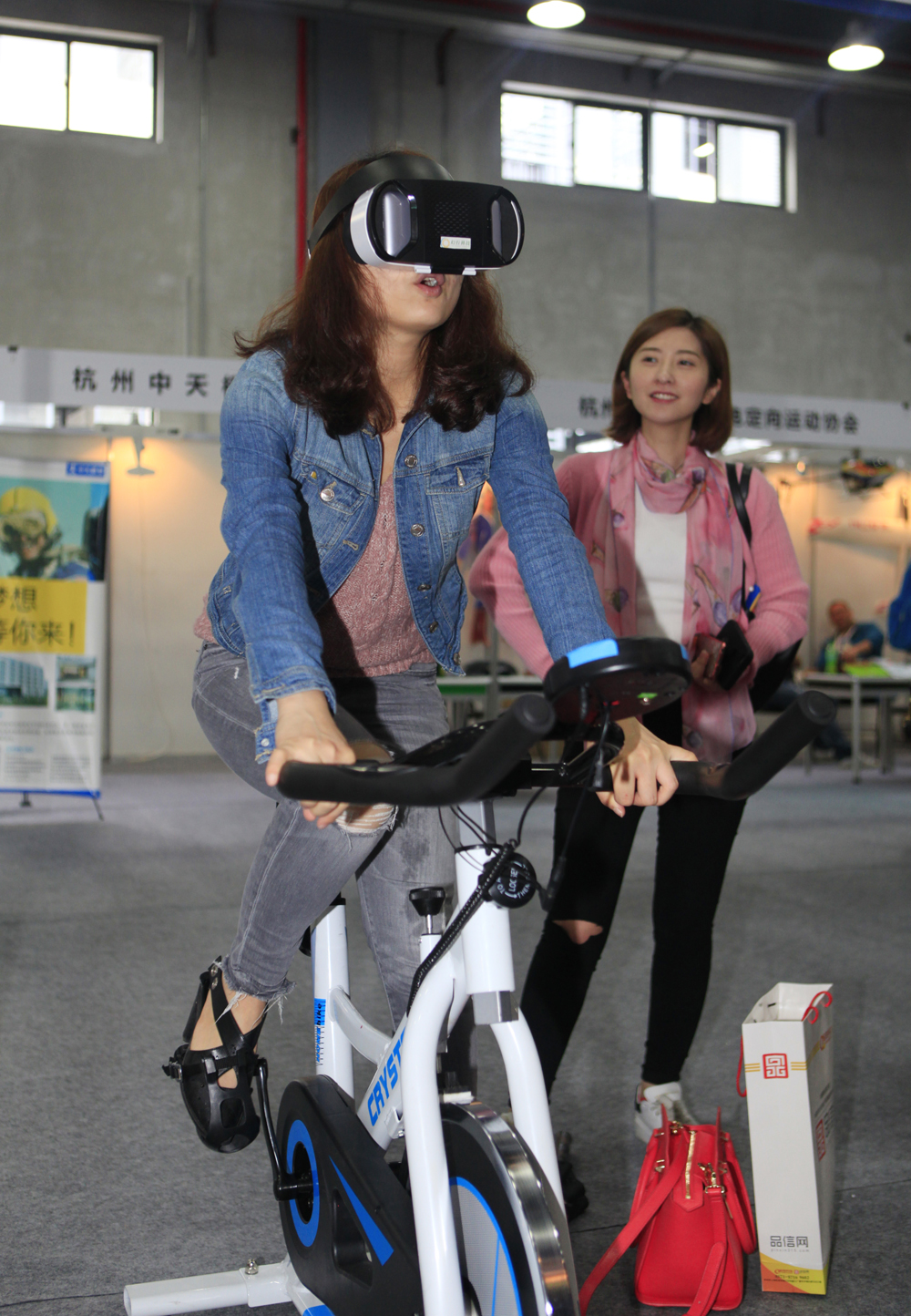 智博会上的浙江制造“花头经”蛮透“智行车”带社交功能“暖心蛋”10秒测血压