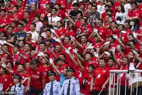 进步了？郜林遭人身攻击，赛后恒大球迷被打