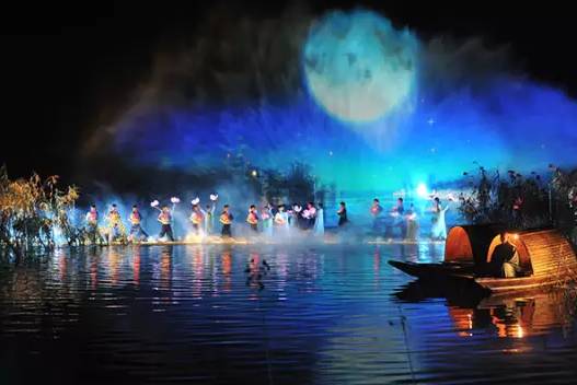 开着豪车游西湖,开着豪车去酒吧溜达