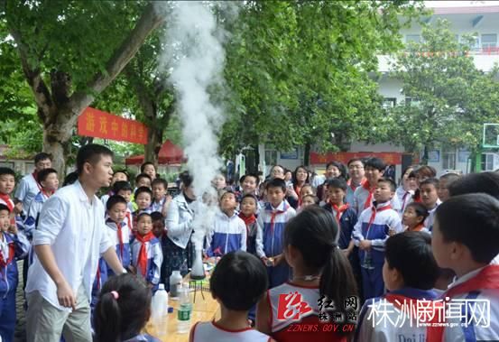 红领巾相约中国梦株洲企业捐少先队活动室