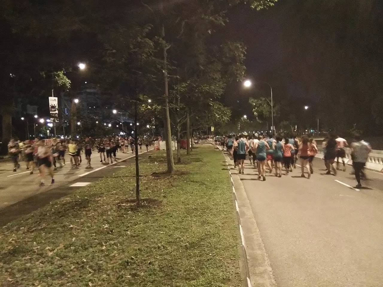 跑出一腿痱子热到炸裂！就这么铭记了新加坡日落马拉松的最美日出