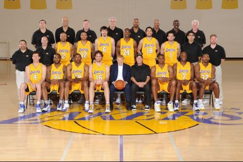 湖人logo是什么字体,湖人的标志图案