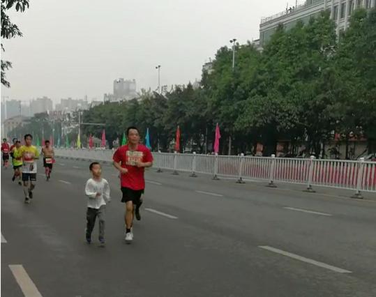 9岁小孩挑战马拉松,马拉松9岁小朋友