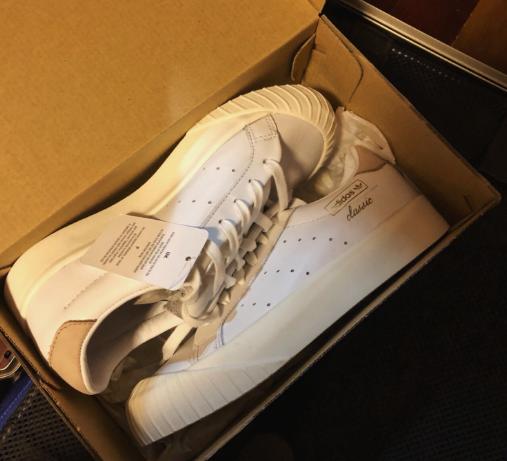 春天到了你穿什么颜色,春天到了你的小白鞋也该换新的