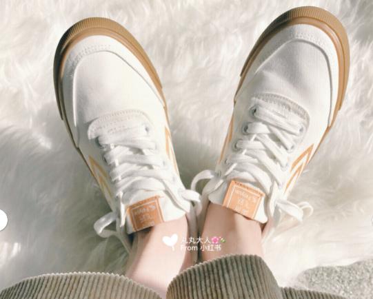 春天到了你穿什么颜色,春天到了你的小白鞋也该换新的