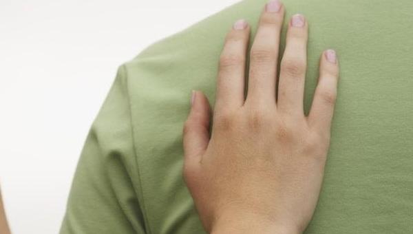 汗疱疹就长在一个手指头上,汗疱疹像针扎一样疼