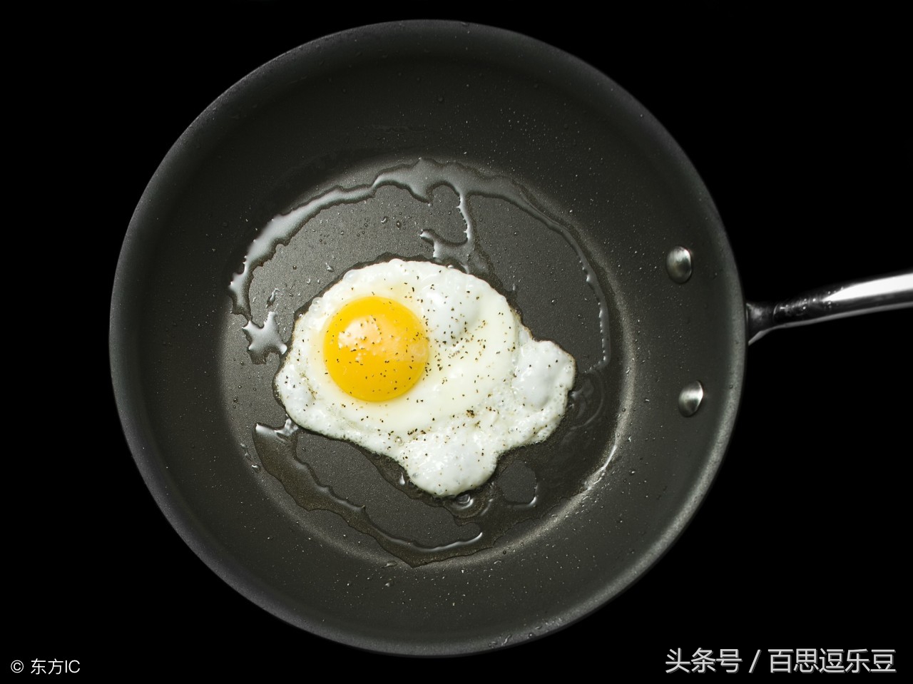 刚买的铁锅生锈怎样才能彻底清除,新买的铁锅用了一个月里面有个坑