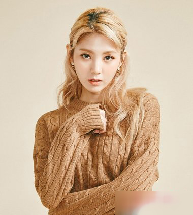 扎马尾辫发型视频教程简单好看,头顶蓬松饱满马尾干净利落