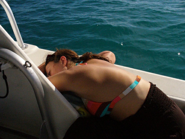 一游泳就恶心想吐是怎么回事,一游泳就胸闷是什么原因