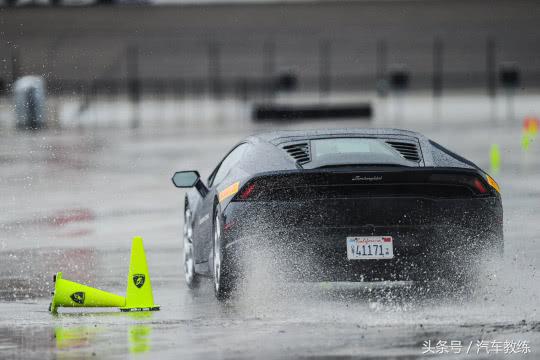 ct5雨天会打滑么,雨天行车打滑的原因