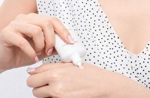 汗疱疹就长在一个手指头上,汗疱疹像针扎一样疼