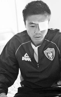 他是吊射门的亲历者，险被球迷废掉一只眼，如今成为球队忠臣