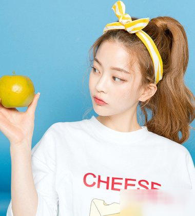 扎马尾辫发型视频教程简单好看,头顶蓬松饱满马尾干净利落