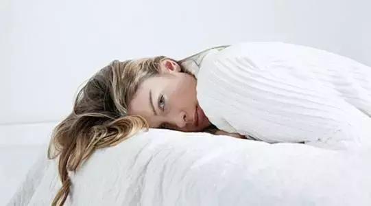 第一次来大姨妈会有哪些症状,大姨妈会因为情绪原因推迟吗