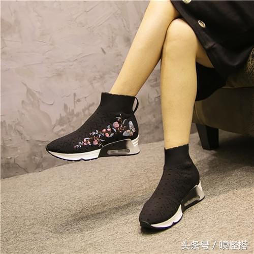 全世界都在穿的袜靴，初春穿搭刚刚好