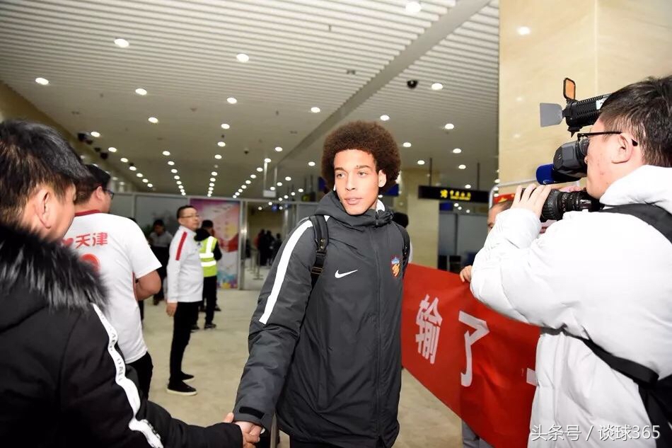 无关输赢！球迷冒雪接机，感动权健将帅，振奋精神再起航！