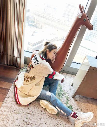 鹿晗展现惊人足球技术,鹿晗早期高街穿搭分享