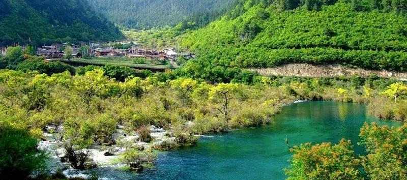 九寨沟震后形成新景观,人间仙境九寨沟震后依然山清水秀