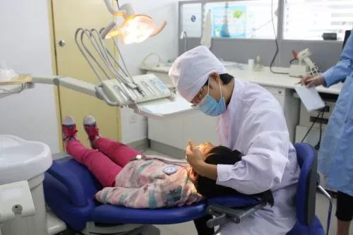 6岁小孩长出28颗牙齿,两排牙齿的孩子图片