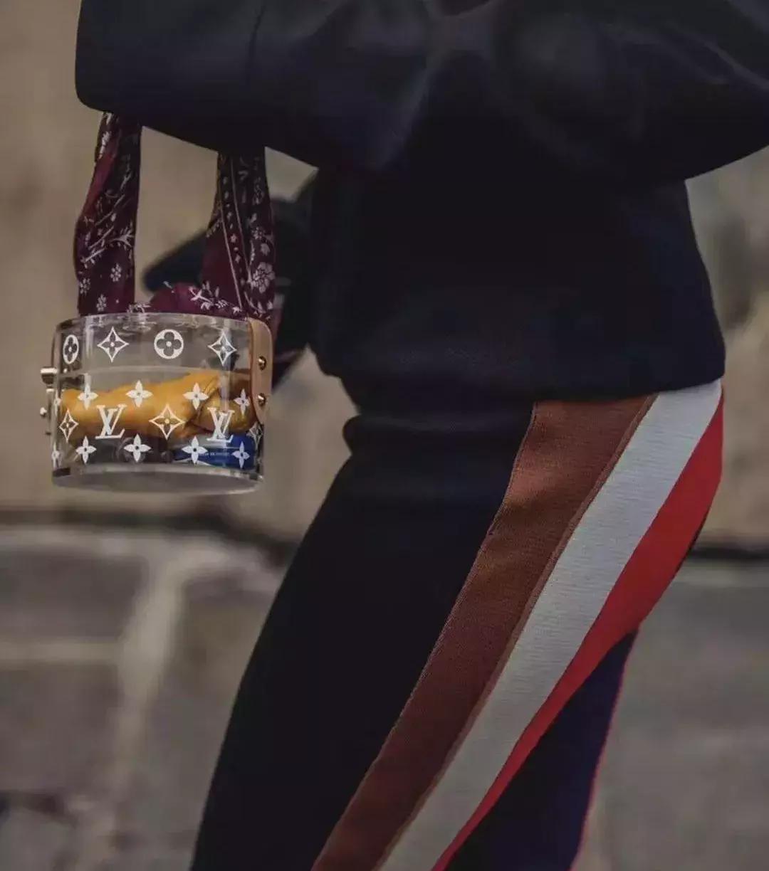 继顺丰服后，丧心病狂的巴黎世家把魔爪伸向【饿了么】...