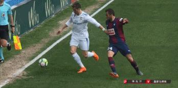 c罗停球转身一个长传球技秀起来,c罗三次变向过人